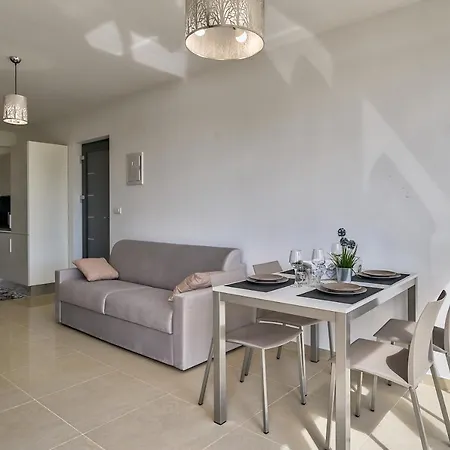 Silver Apartment *